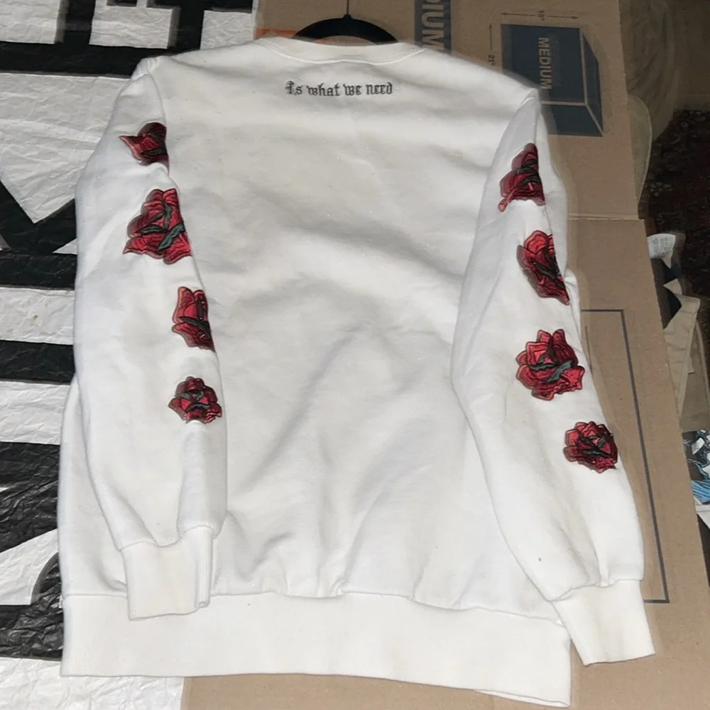 Divided Roses Criticism sweater - Picture 4 of 4